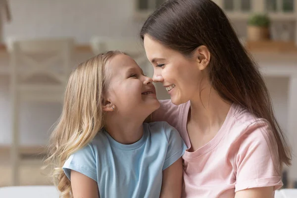 Head Shot porträtt ung leende mamma vidröra näsor med dotter. — Stockfoto