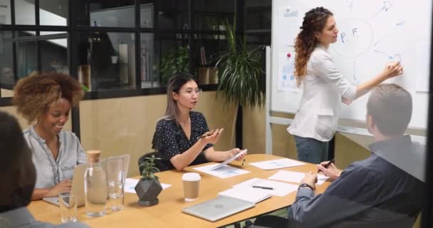 Businesswoman palestrante conferência desenho no quadro branco durante reunião brainstorm — Vídeo de Stock