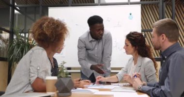 Mutlu çeşitli işadamları takım kurumsal beyin fırtınası sırasında yüksek beş vermek