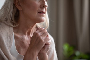 Mutsuz sinirli olgun kadın yakın sorun hakkında endişeli