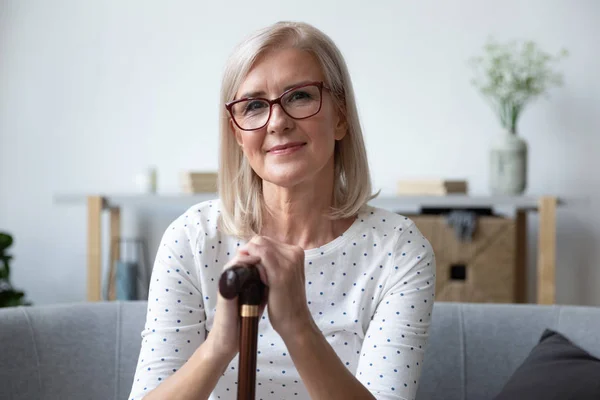 Kopfschuss Porträt schöne ältere Frau in Brille mit Stock — Stockfoto