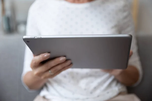 Close up mature woman using computer tablet apps — Stock Photo, Image