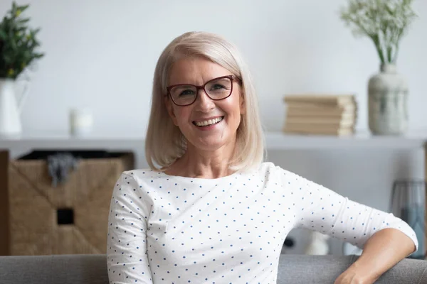 Cabeza retrato sonriente mujer madura en gafas en casa — Foto de Stock