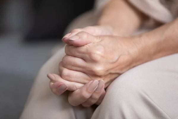 Close-up ongelukkige eenzame rijpe vrouw gevouwen handen samen — Stockfoto