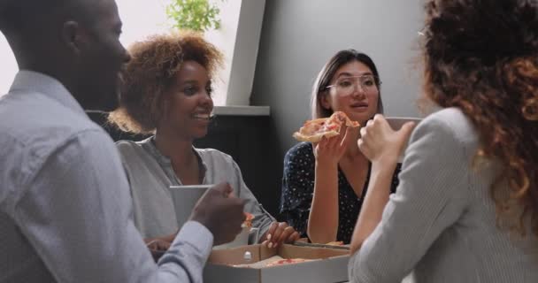 Счастливые бизнесмены из разных стран веселятся, поедая пиццу вместе. — стоковое видео