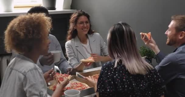 Szczęśliwy zrelaksowany wielorasowy biznes drużyna ludzie śmiech Jedzenie Pizza na wynos — Wideo stockowe