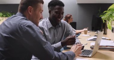 Afrikalı işadamı akıl hocası kurumsal yazılım hakkında kafkas meslektaşı talimat