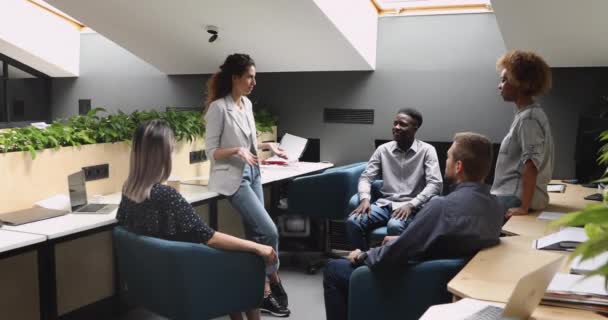 企業研修で多様なチームに語りかける自信のある白人ビジネスウーマン — ストック動画