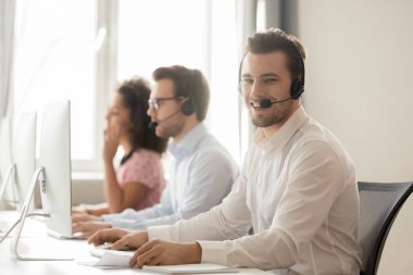 Milenyum telefon operatörü iş yerinde kameraya poz veriyor