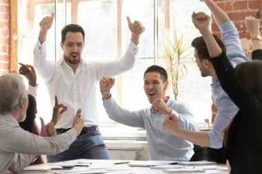 Heyecanlı çeşitli meslektaşlar ofis zaferini kutluyor