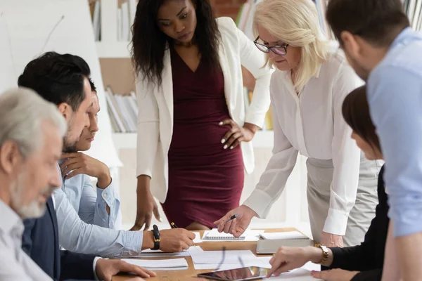 Brainstorming für multiethnische Mitarbeiter, die Ideen beim Briefing diskutieren — Stockfoto