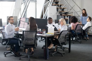 Ortak çalışma odasında çalışan çok ırklı ofis çalışanları.