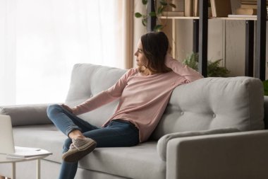 Rahat hayalperest kız kanepeye otur ve iç huzurunun tadını çıkar.