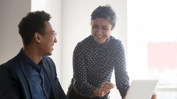 Fröhliche, vielfältige Mitarbeiter lachen bei Büroarbeit — Stockfoto