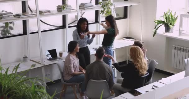 Stolt affärskvinna ledare motivera olika team omfamna stöd kollegor — Stockvideo