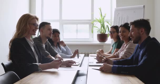 Gelukkige partners schudden handen ondertekenen twee contracten bij groepsonderhandelingen — Stockvideo