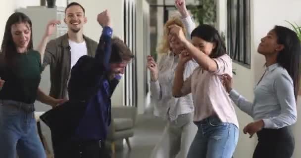 Grappig gelukkig divers business team dansen samen op corporate party — Stockvideo