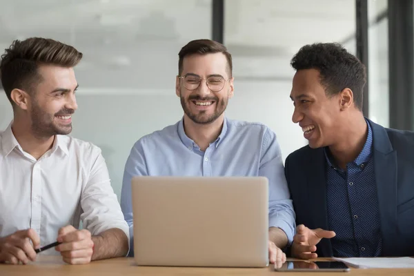 Vrolijke diverse business team van drie mannen lachen samen te werken — Stockfoto