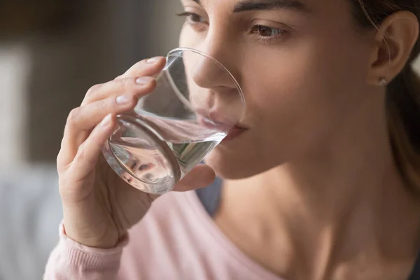 Mujer joven sedienta sosteniendo vidrio beber concepto de agua mineral — Foto de Stock