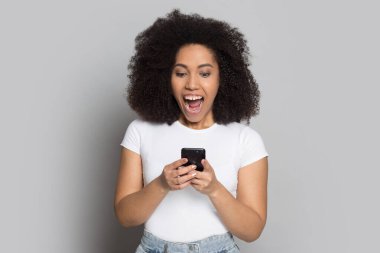 Coşkulu melez kız çok mutlu. Cep telefonundan mesaj al.