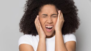 Sağlıksız melez kız migrenle boğuşuyor.