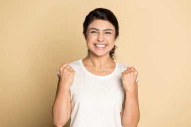 Coşkulu Hintli kız harika haberlerle coşuyor.
