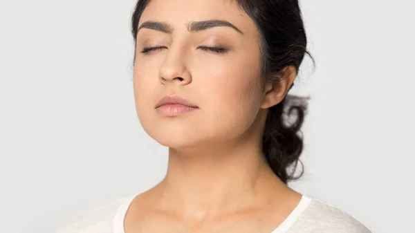 Close up of indian girl meditating with eyes closed — Stock Photo, Image