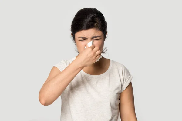 Хвора індійська дівчина дує ніс, що страждає від гарячки — стокове фото