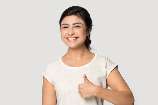 Sorridente indiano ragazza spettacolo pollice su raccomandare servizio — Foto Stock