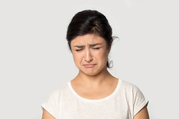 Trauriges Mädchen weint unter Depressionen — Stockfoto