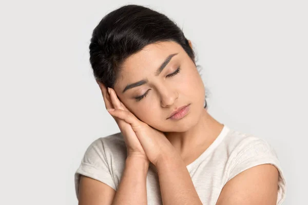Cansado indiana menina adormecer cabeça em mãos — Fotografia de Stock