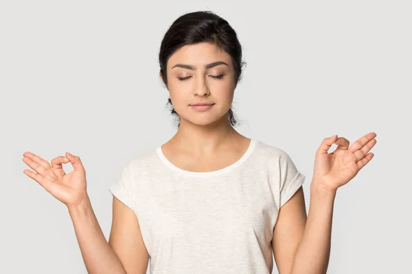 Fridfull indian flicka poserar meditera med mudra händer — Stockfoto