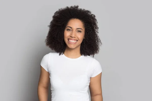 Positivo africano ragazza americana guardare la fotocamera in posa in studio — Foto Stock