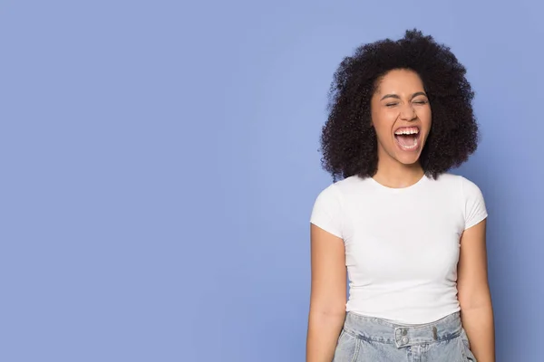 Forte africano americano millennial ragazza urlo annunciare vendita — Foto Stock