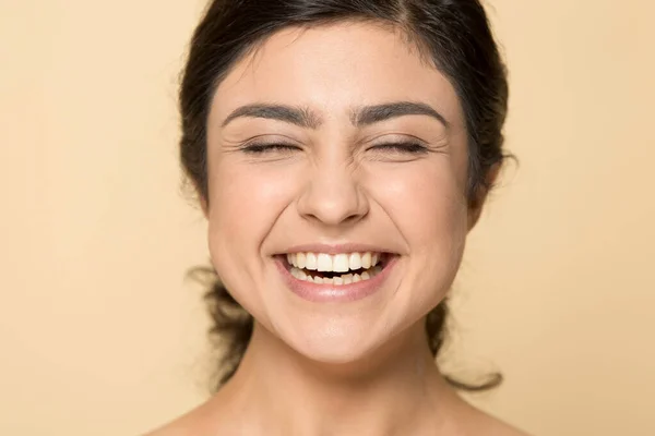 Felice ragazza indiana ridere mostrando denti bianchi sani — Foto Stock