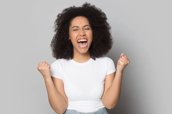 Emocional biracial milenial chica gritar triunfo o ganar — Foto de Stock