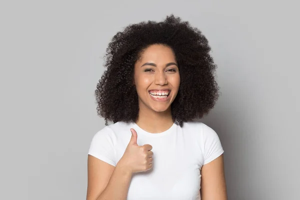 Feliz biracial milenar menina mostrar polegares para cima recomendando serviço — Fotografia de Stock