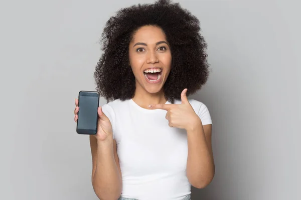 Opgewonden biracial meisje tonen verbazingwekkende deal op mobiele telefoon scherm — Stockfoto