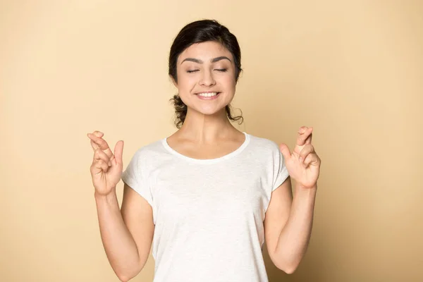 Happy indian girl cross fingers making wish — Stock Photo, Image
