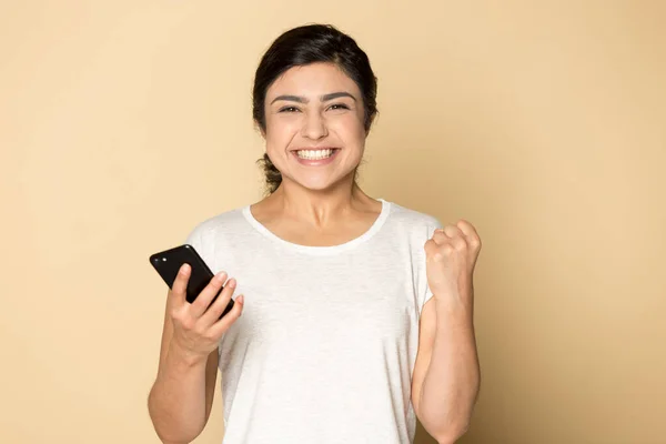 Menina indiana feliz se sentir animado recebendo mensagem celular agradável — Fotografia de Stock