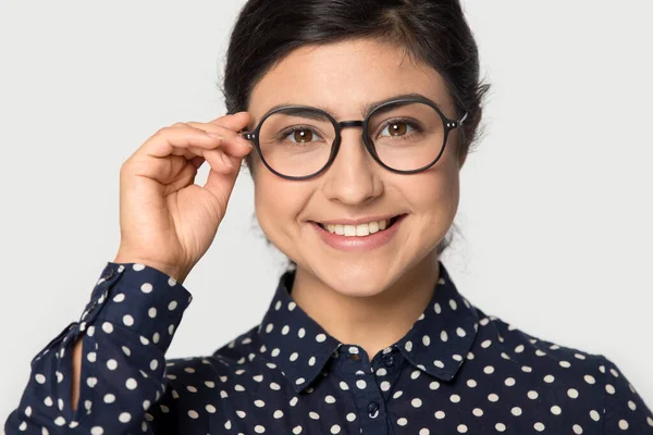 Porträt eines indischen Mädchens mit Brille posiert auf grauem Hintergrund — Stockfoto