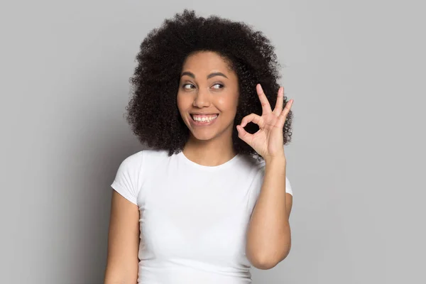 Sorridente africano americano ragazza spettacolo tutto giusto gesto — Foto Stock