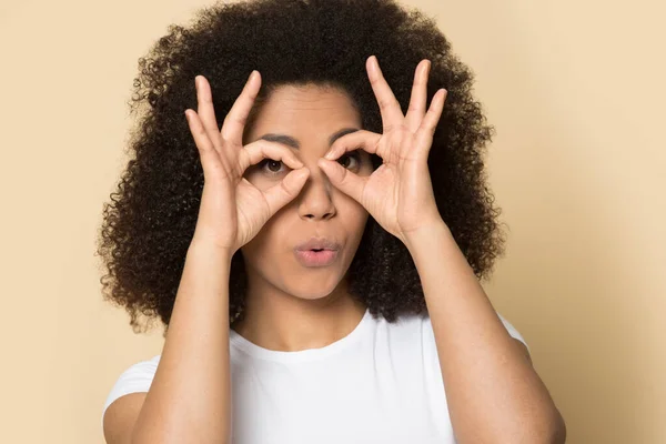 Divertida chica afroamericana divertirse haciendo expresiones faciales — Foto de Stock