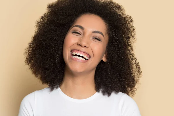 Headshot di sorridente ragazza africana americana in posa in studio — Foto Stock