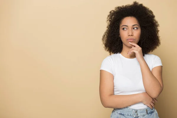 Pensive menina birracial acho que olhando para o espaço cópia de lado — Fotografia de Stock