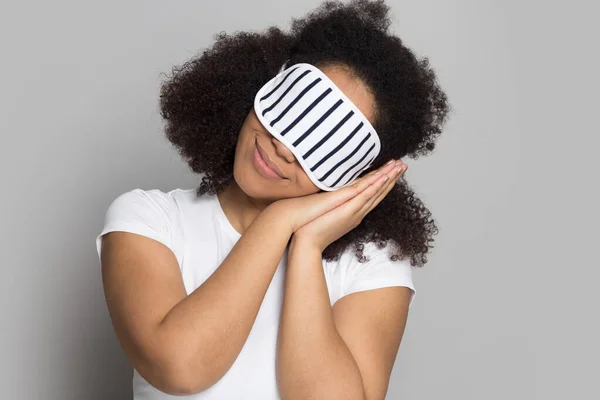 Millennial etnická dívka spí s maskou na očích — Stock fotografie