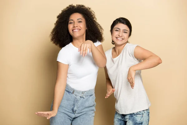 Sonrientes novias multiétnicas se divierten bailando en el estudio juntos — Foto de Stock