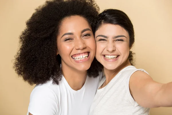 Glada flerhundraåriga flickvänner gör selfie tillsammans — Stockfoto