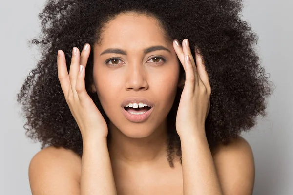 Africká americká žena dotek tvář po ošetření kůže — Stock fotografie