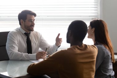 Finansal uzman, çok ırklı evli çifte kontrat detaylarını açıklıyor..